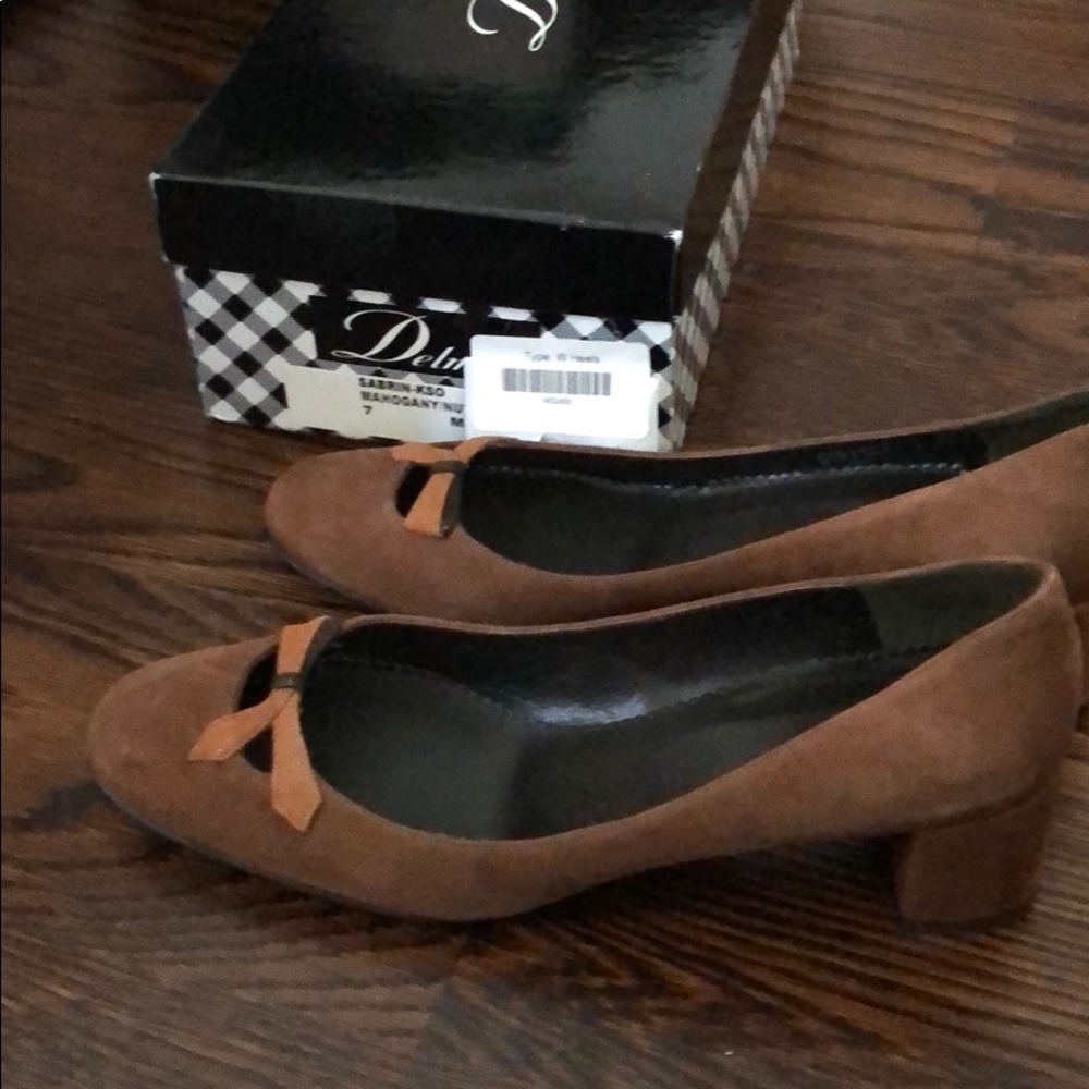 New in box Delman suede shoes low heel size 7